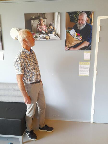 Hans Zwaan bij eigen werk